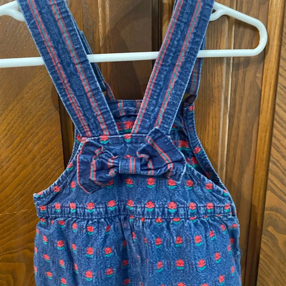 Vintage Oshkosh B’Gosh Floral Overalls
- Size 18 Months
Floral Rose line - Picture 9 of 11